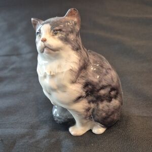 Vintage Royal Doulton Gray and White Cat Figurine HN999